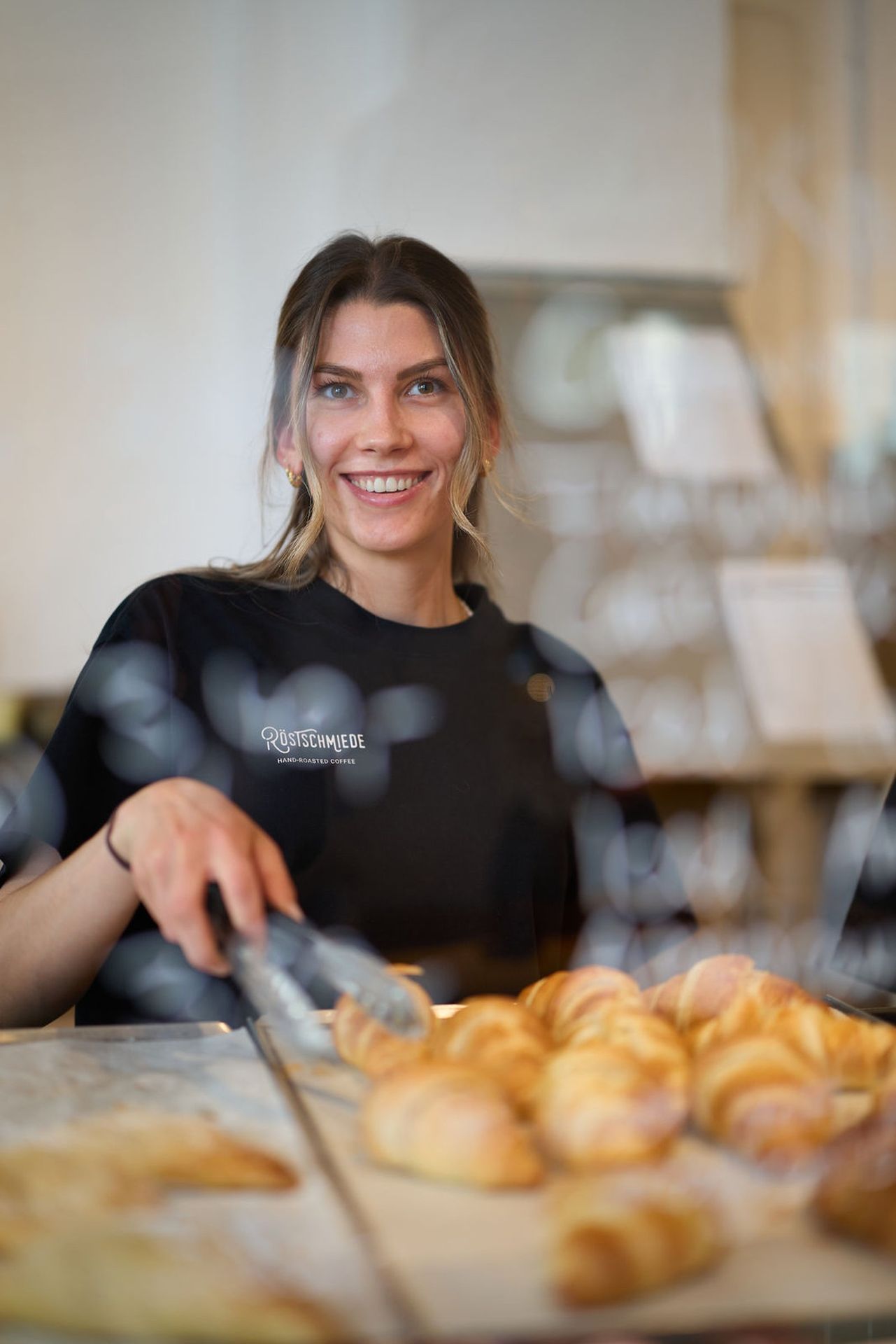 Frische Croissants und Kuchen im Coffeeshop