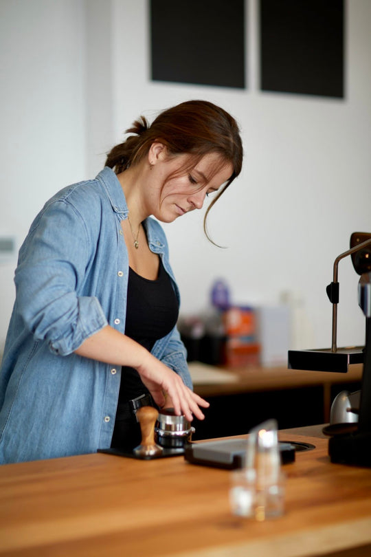 Tim am Cupping Station — Röstschmiede